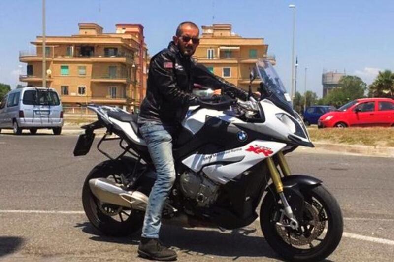 C Un Medico Che Gira Con La Moto Frigo Bmw Per Convincere I Suoi