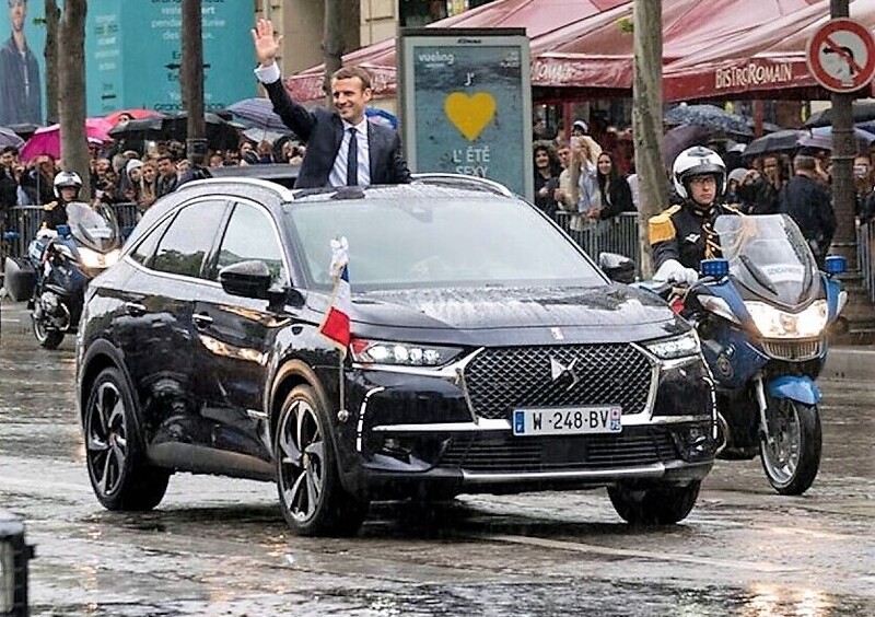 Macron: il nuovo presidente francese sfila su DS 7 Crossback