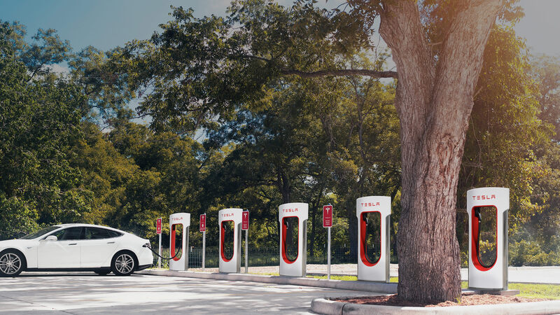 Tesla Supercharger, torna la ricarica illimitata