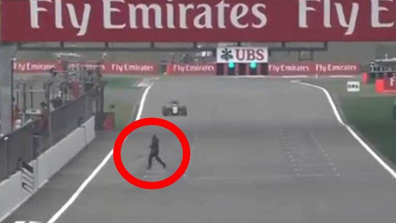 F1 Cina 2015, FP2: un folle attraversa il rettilineo. Arrestato [video]