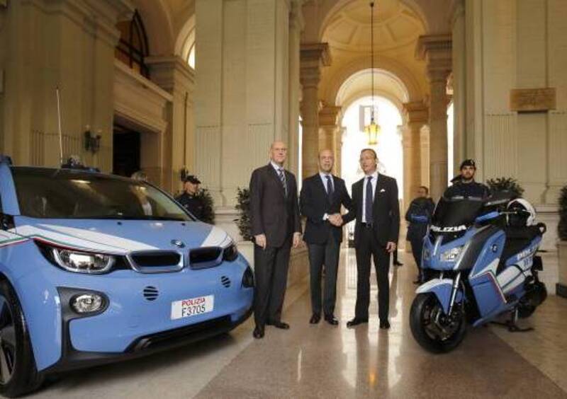 BMW: auto e scooter elettrici alla Polizia di Stato per Expo 2015