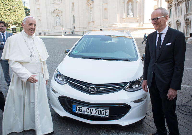 Opel: una Ampera-e a Papa Francesco 