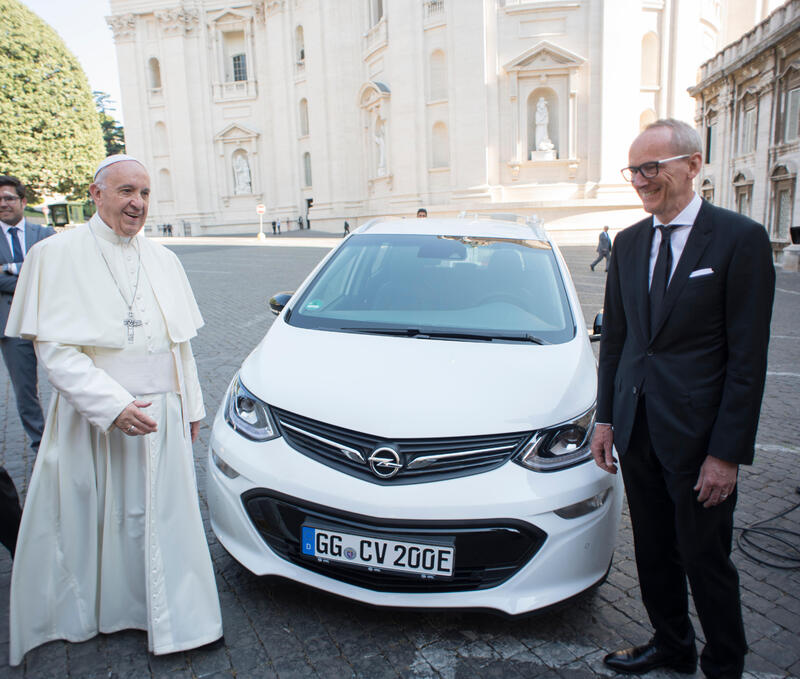 Opel: una Ampera-e a Papa Francesco 