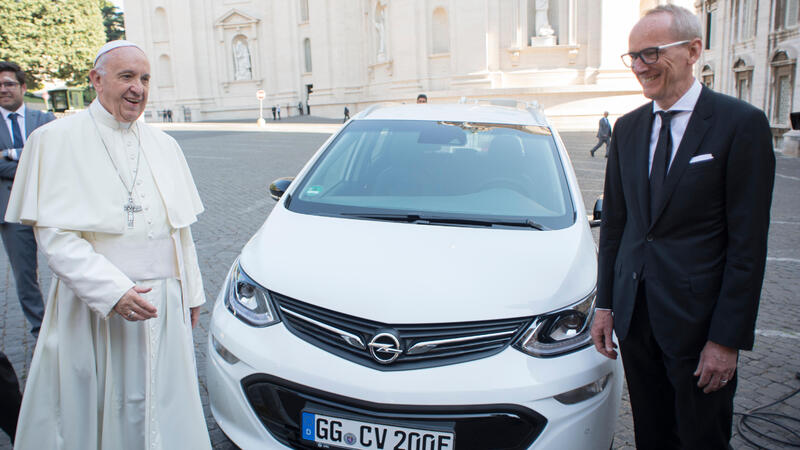 Opel: una Ampera-e a Papa Francesco 