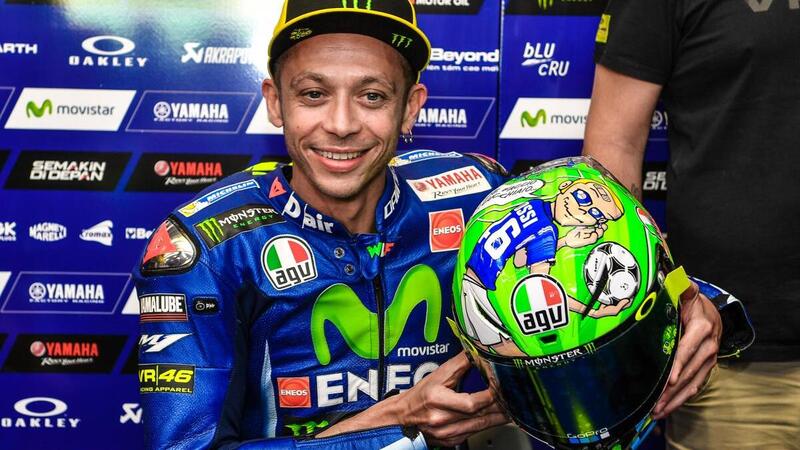 Il casco speciale di Rossi: "C'&egrave; solo un capitano"