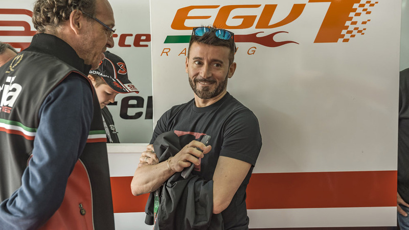 Max Biaggi, incidente con la Supermotard. Non &egrave; grave