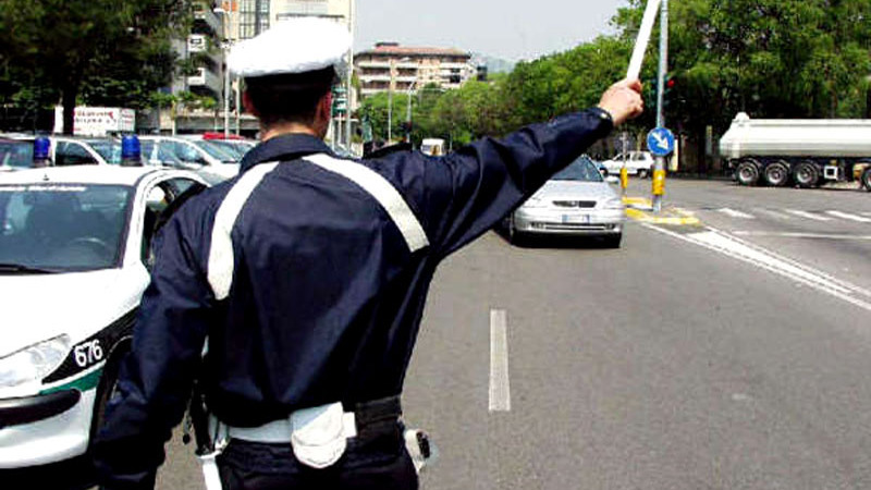 82 anni con il casco slacciato: denunciato