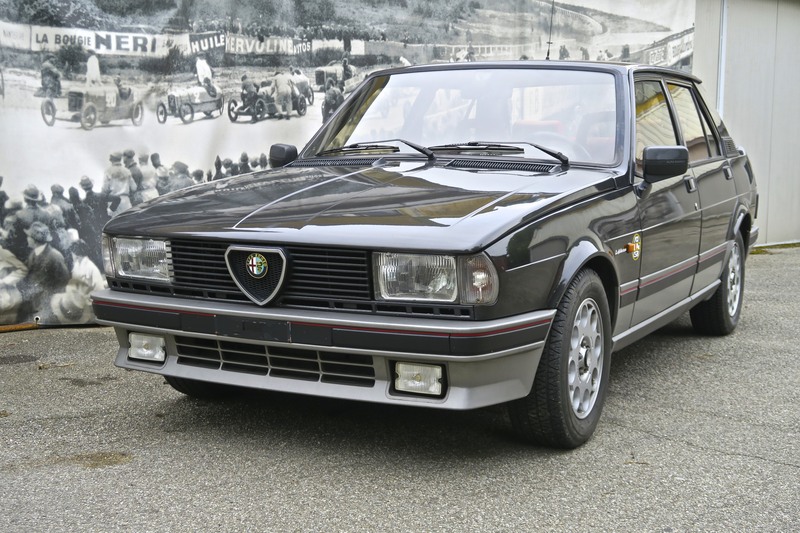 Alfa Romeo Giulietta 2000 Turbo di Autodelta e Balduzzi: potenza che non significa arroganza. Tratto molto dinamico la linea che nasce dal cofano e ricopre l&#039;auto fino al tetto, rimarcata anche dalla grondaia. Grigio, rosso e nero caratterizzavano molto le Alfa pi&ugrave; sportive dell&#039;epoca, creando un abbinamento sportivo ma non pacchiano. Il design di calandra e feritoie del paraurti allineate danno un interessante spunto di confronto nell&#039; epoca odierna di &ldquo;single frame&rdquo; obbligatorio. La freccetta curvata trasforma la linea rettilinea del frontale nell&#039;andamento a cuneo della fiancata e conferisce il tratto saliente del muso di Giulietta. In quest&#039;auto &egrave; racchiusa la linea futura della &ldquo;33&rdquo;, pi&ugrave; venduta ma meno graffiante e personale