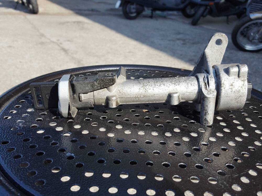 Serratura Burgman 150 Suzuki (5)