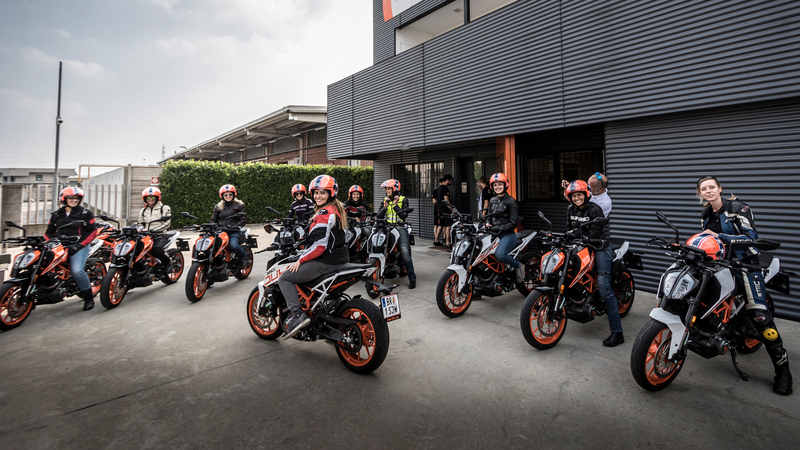 Tester per un giorno sulla KTM Duke 390: la prova delle lettrici! 