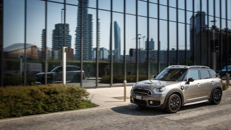 Mini Countryman S ALL4 E, il SUV elettrico attacca la spina [Video]