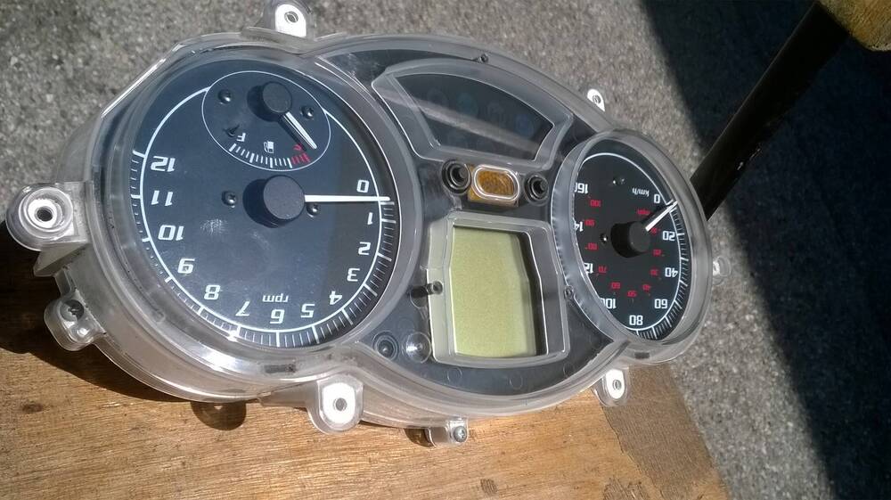MP3 250 Strumentazione Piaggio (6)