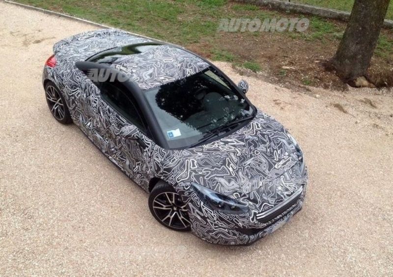 Peugeot RCZ R: sorpreso un esemplare camouflage