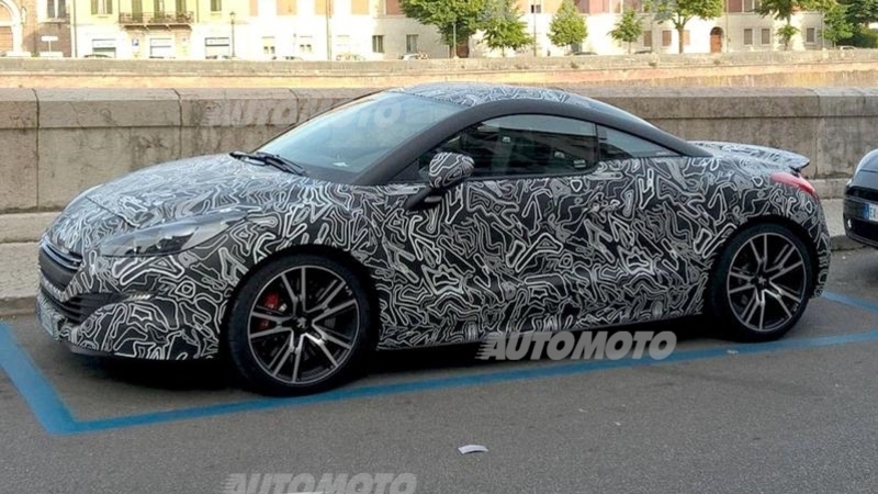 Peugeot RCZ R: sorpreso un esemplare camouflage