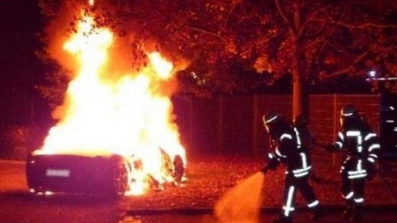 &laquo;Ferrari 458 sorpassata? Diamole fuoco e compriamo un modello nuovo&raquo;. Svizzero in manette