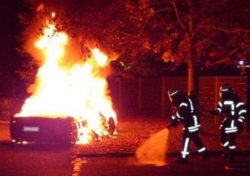 «Ferrari 458 sorpassata? Diamole fuoco e compriamo un modello nuovo». Svizzero in manette