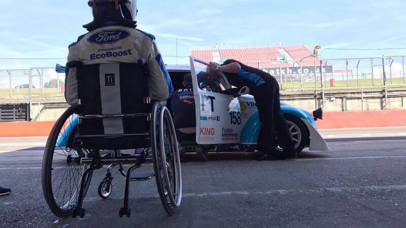 Billy Monger torna al volante di un&#039;auto da corsa 