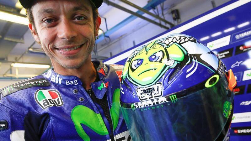 MotoGP 2015. Rossi braccato dagli squali nel casco speciale per Misano