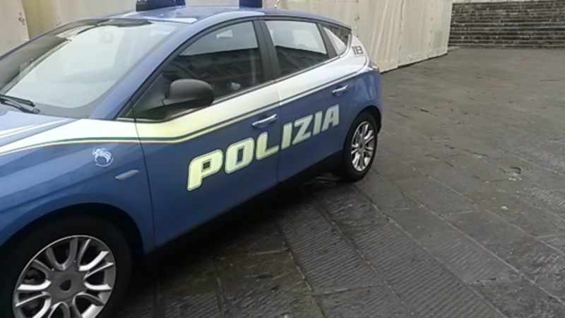 Bimba dimenticata in auto dalla madre: la salva la Polizia