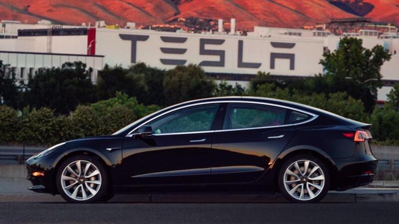 Tesla Model 3, prodotto il primo esemplare