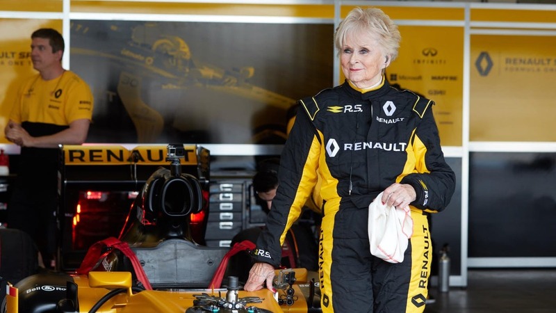 F1: Rosemary Smith, 79 anni, prova una monoposto al Paul Ricard [Video]