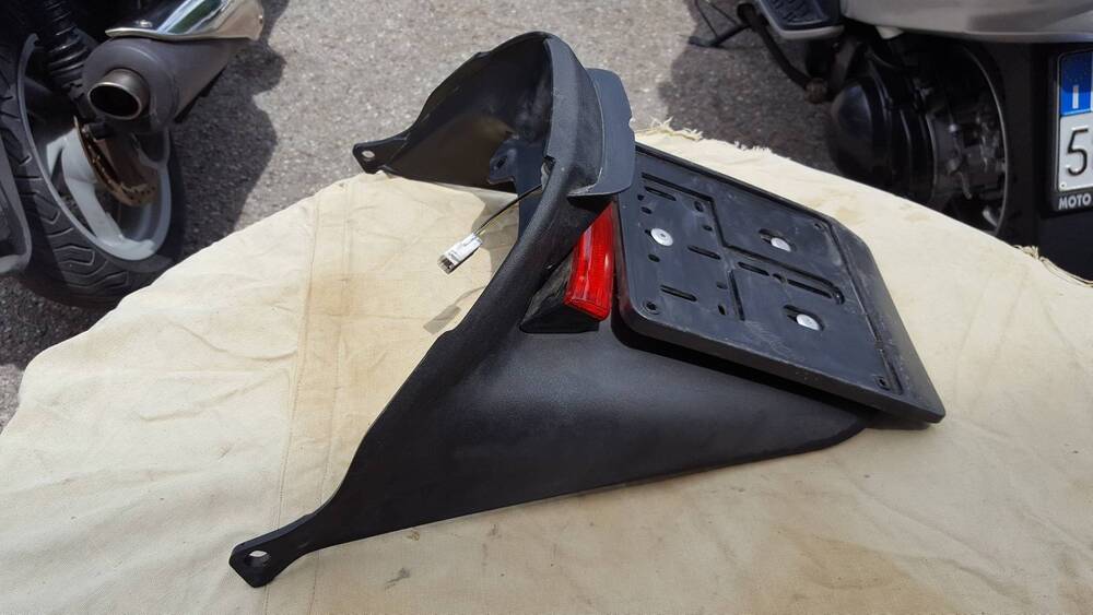 Porta Targa MP3 250 Piaggio (2)
