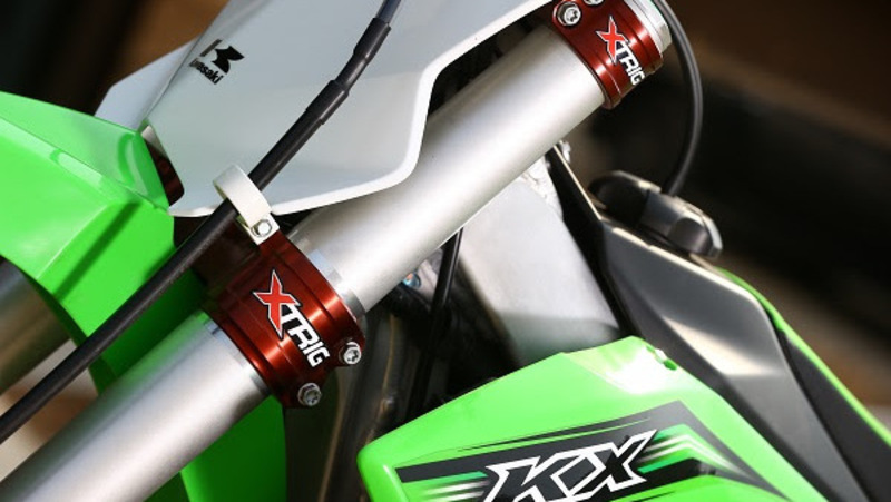 Un kit accessori omaggio con la Kawasaki KX 450F