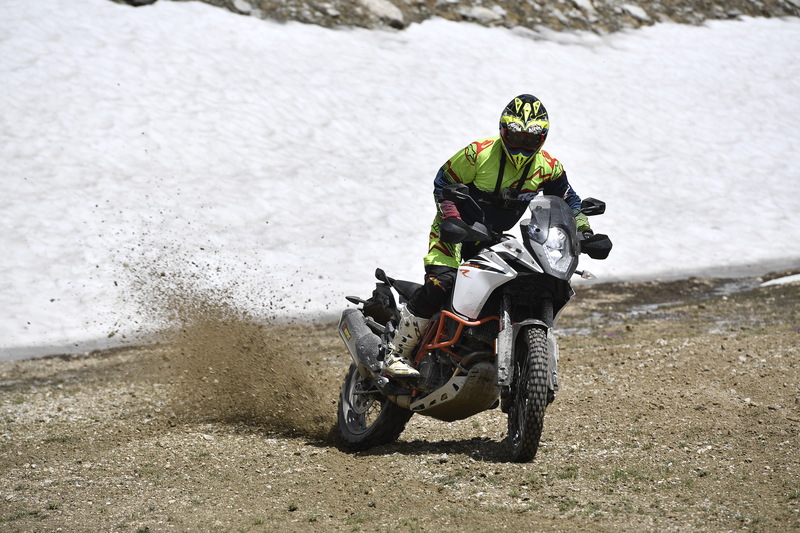 Rispetto alla 1090 Adventure cambiano le sospensioni e i cerchi. Le ruote sono a raggi e crescono di dimensioni (21&rdquo; all&rsquo;anteriore e 18&rdquo; al posteriore); montano pneumatici tubeless 90/90-21  e 150/70-18