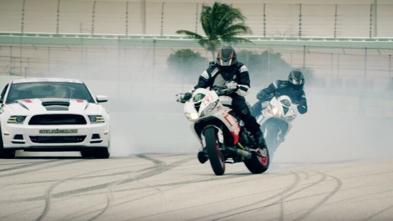Drift 4K. Due Triumph Daytona sfidano una Mustang da 1500 HP