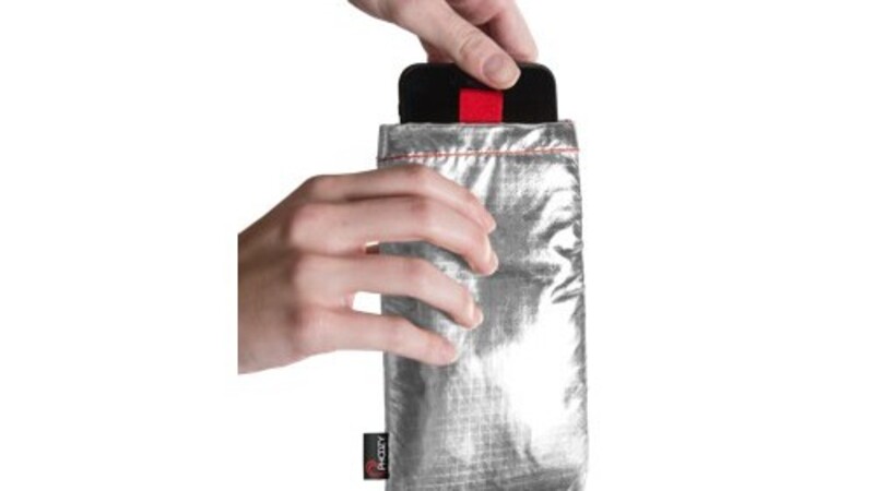 Phoozy, la cover spaziale per smartphone