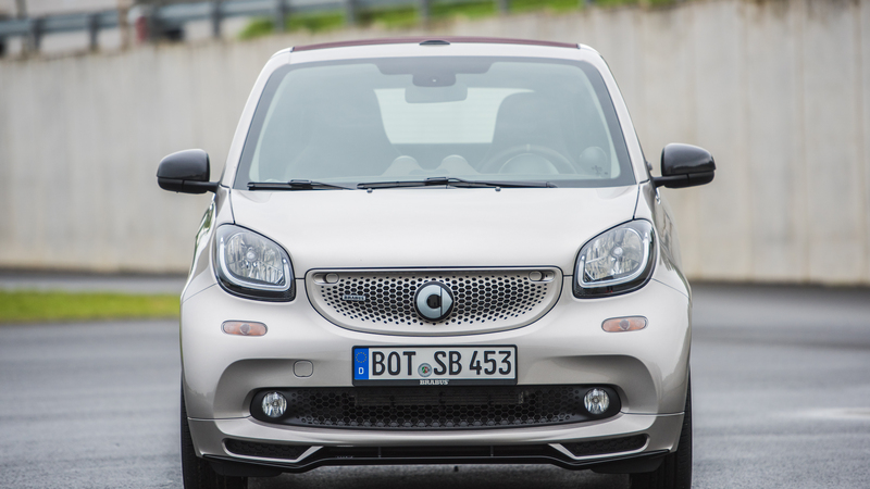 Smart Brabus, in pista per i 15 anni del marchio [Video]