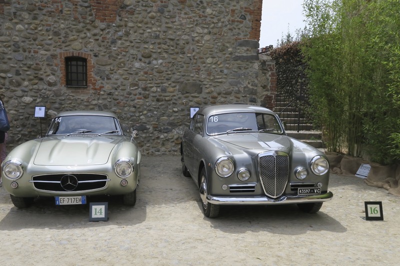 Lancia Aurelia Coupè di Boano e Mercedes 300 Sl di Friederich Geiger: queste due auto convivono stilisticamente alla pari. Se le guardate a lungo con l'occhio del designer non saprete scegliere tra le due, l'armonia Lancia è rinascimentale. Il glamour Mercedes è alle stelle. La “schiena”di Aurelia alimenta il mito della carrozzeria italiana , la siluette di 300 Sl è esistita una volta sola