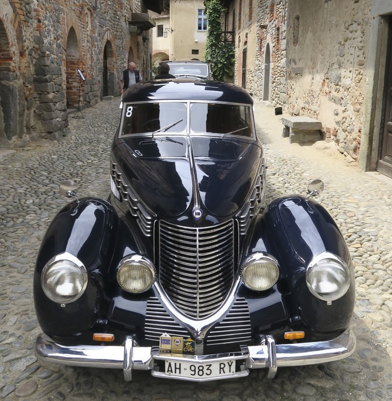 La Astura di Galeazzo Ciano, 1939: superba, modernissima e stupenda. Carino il pensiero del babbo di far fucilare il marito alla figlia...ragion di...stato, e che stato... Quest'auto è assolutamente stupenda nel suo essere una coupé chiusa con un tetto molto curvato, avere cromature raffinatissime e non pacchiane come quelle d'oltreoceano. I fari calandrati erano perfetti, non riuscirono così bene alla triste 300 Adenauer, dal parafango molto simile (1951). La monumentale Rolls sullo sfondo sfigura a confronto