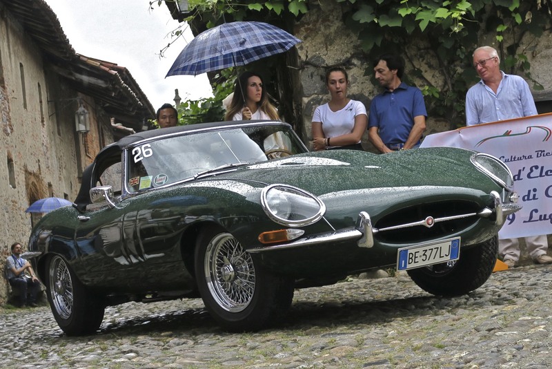 Jaguar E, davvero unica. La sua bellezza le valse lo strappo alle regole di omologazione. Oggi si sono omologati veicoli economici con crash-test quasi fraudolenti. Una volta il bello, ora il denaro