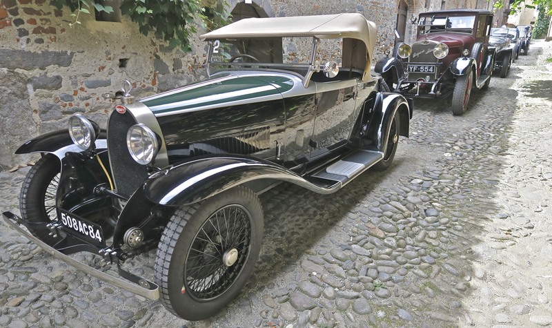 Questa Bugatti T40 ha 91 anni ed &egrave; assolutamente alla moda. Questo sotto &egrave; invece il panorama visto dalla Hispano  Suiza T49 Mulliner (mai restaurata!):comandi al volante come oggi. Alla premiazione pareva spenta ma era accesa: non un rumore, niente fumo, surreale. Regale