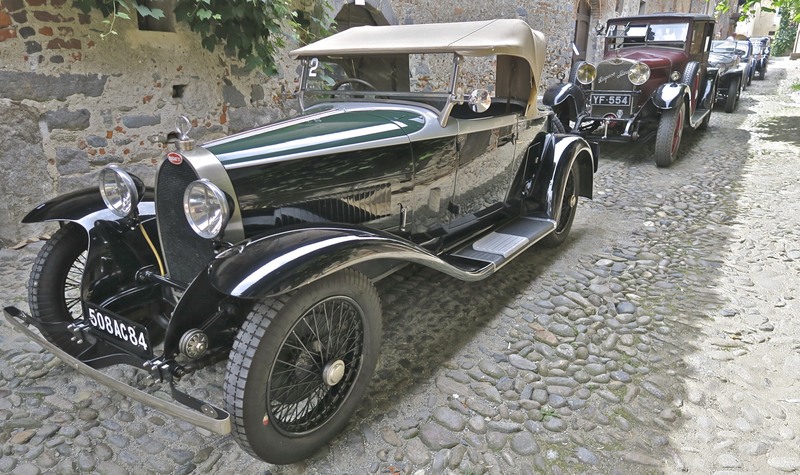Questa Bugatti T40 ha 91 anni ed è assolutamente alla moda. Questo sotto è invece il panorama visto dalla Hispano  Suiza T49 Mulliner (mai restaurata!):comandi al volante come oggi. Alla premiazione pareva spenta ma era accesa: non un rumore, niente fumo, surreale. Regale