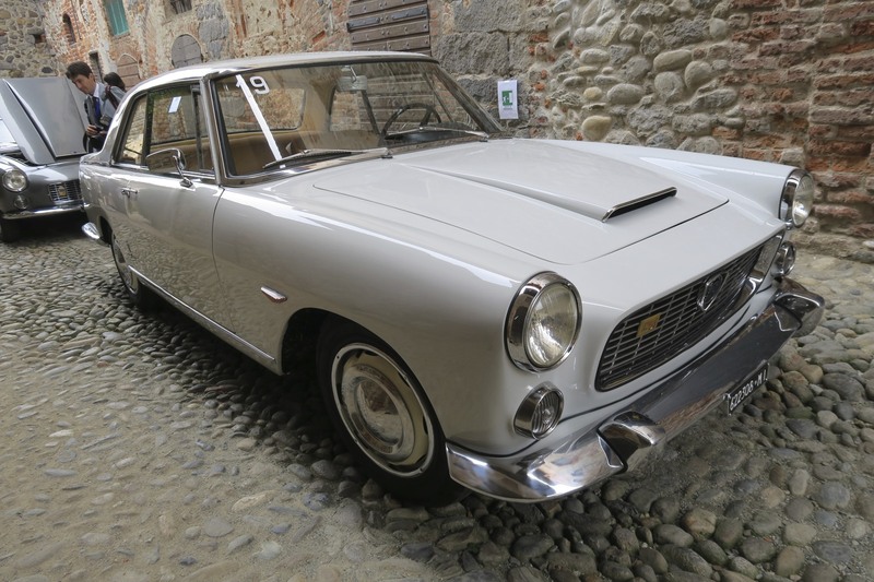 Flaminia Coupé, eleganza classica sopraffina di contro all'ingegno dinamico straordinario di Spada, che seppe creare quell'eleganza plastica irraggiungibile, per cui una Zagato si riconosce sempre: queste anime così diverse, torinese e milanese, sono gli ingredienti imprescindibili dell'Italian Style. Ecco un'altra Alfa Touring affacciarsi ai nostri pensieri...Dov'è il Siluro Ricotti? Manca solo lui. Bella quest'Italia, Torino, Milano, Brescia, Modena...un bel viaggio nello stile!