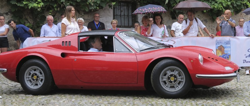 La Dino 246...è più capita oggi che allora forse, dato che la sua equilibrata bellezza ci fa chiudere gli occhi su certa componentistica che – come molte sue coetanee – non era ottima. Per il resto ha una linea così riuscita che ti coinvolge emotivamente, sembra parlarti e tu vorresti farle una carezza come fosse un animaletto simpatico