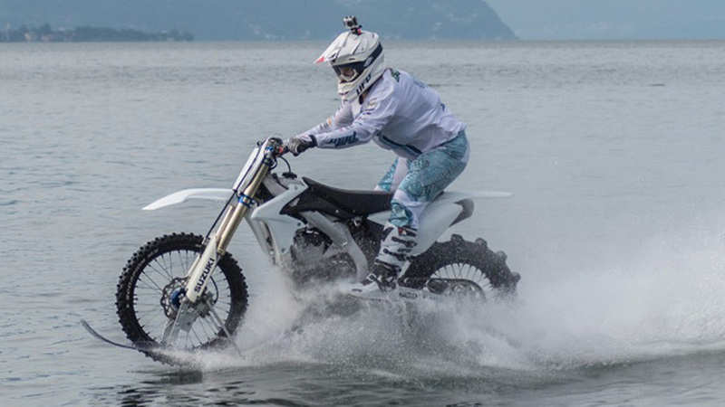 Traversata record sul lago. Con la moto