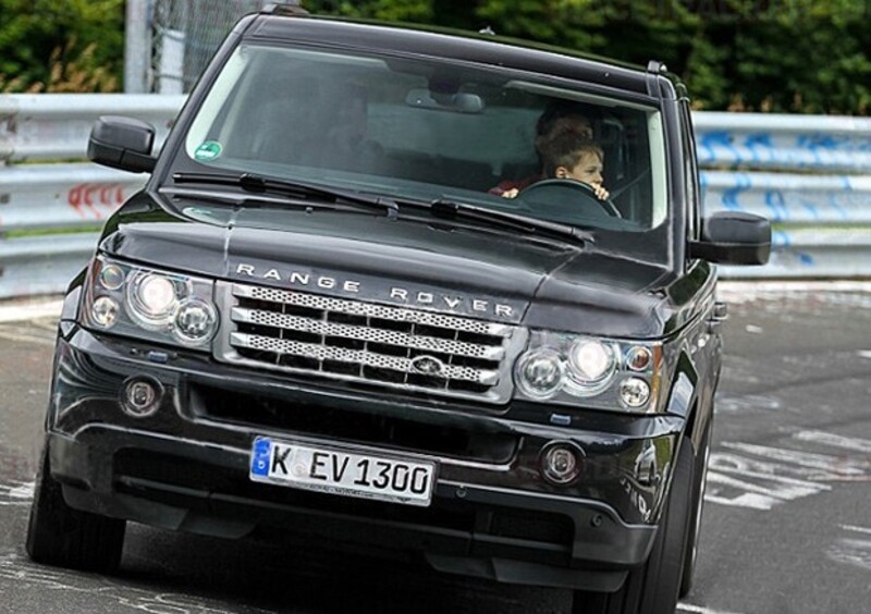 Nürburgring, padre mette al volante il figlio