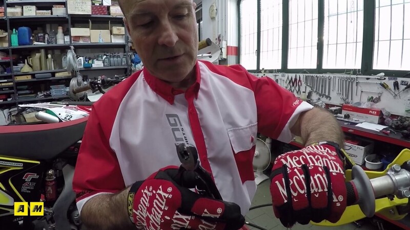 Tutorial manutenzione moto: manopole, come si montano?