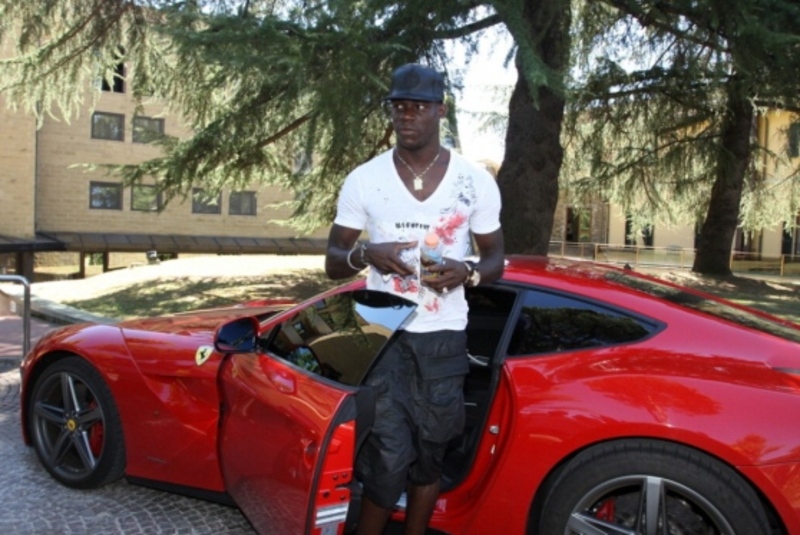 Balotelli a 200 Km/h, sarebbe stato da ritiro della patente ma...