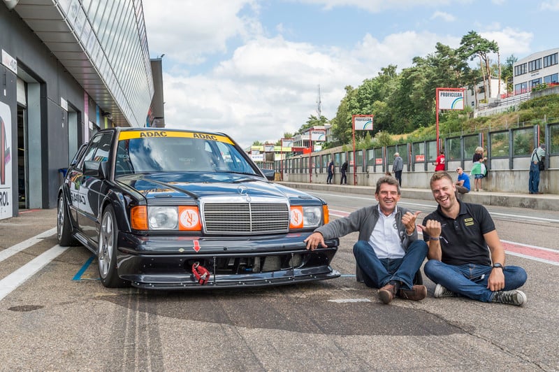 L&#039;esperto ex-pilota Asch accompagna i fortunati amatori che possono saggiare ancor oggi le doti della 190 Evo II in pista