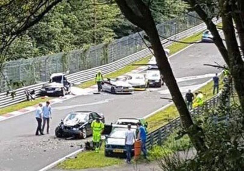 Nürburgring: il mitico percorso bloccato da un incidente con dieci auto