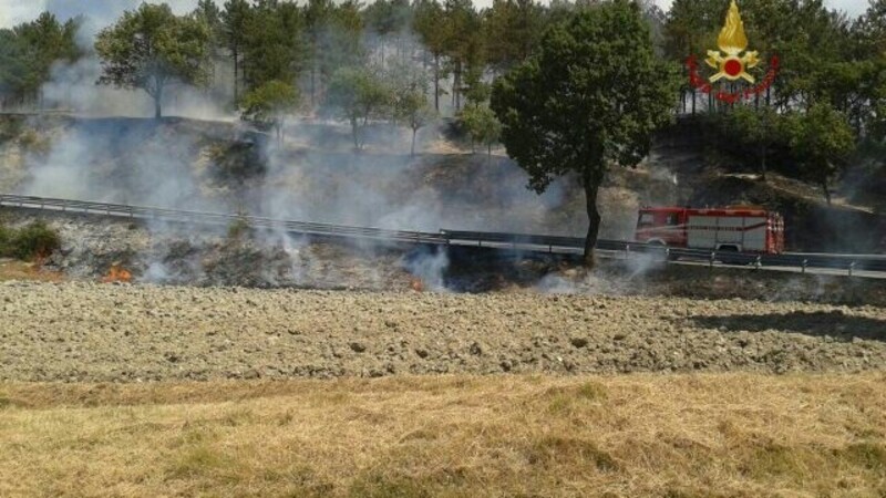 Incidente stradale a Gubbio: trattore e utilitaria con incendio, ma nessuna vittima