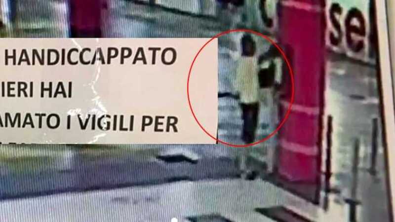 Cartello con insulti choc a disabile per una multa, automobilista ripreso in un video