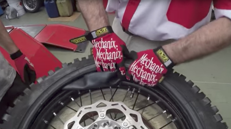 Tutorial manutenzione moto: come montare una camera d'aria senza pizzicarla?