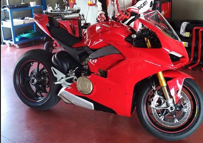 Ducati Panigale V4: una foto rubata la svela