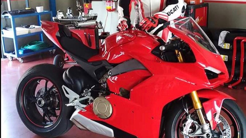 Ducati Panigale V4: una foto rubata la svela