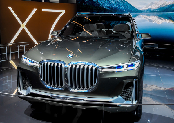 BMW Concept X7 iPerformance al Salone di Francoforte 2017 [Video]